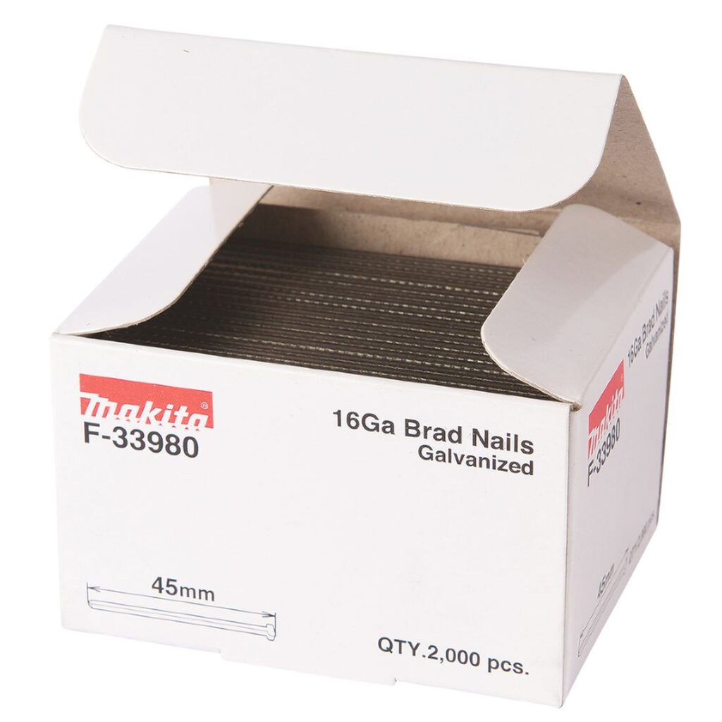 MAKITA Dyckert naula 1,6 x 45 mm, 16Ga, 2000 kpl F-33980. Kuvassa Dyckert naula 1,6 x 45 mm, 16Ga, 2000 kpl F-33980:n myyntipakkaus oikealta etuyläviistosta pakkaus avoinna.