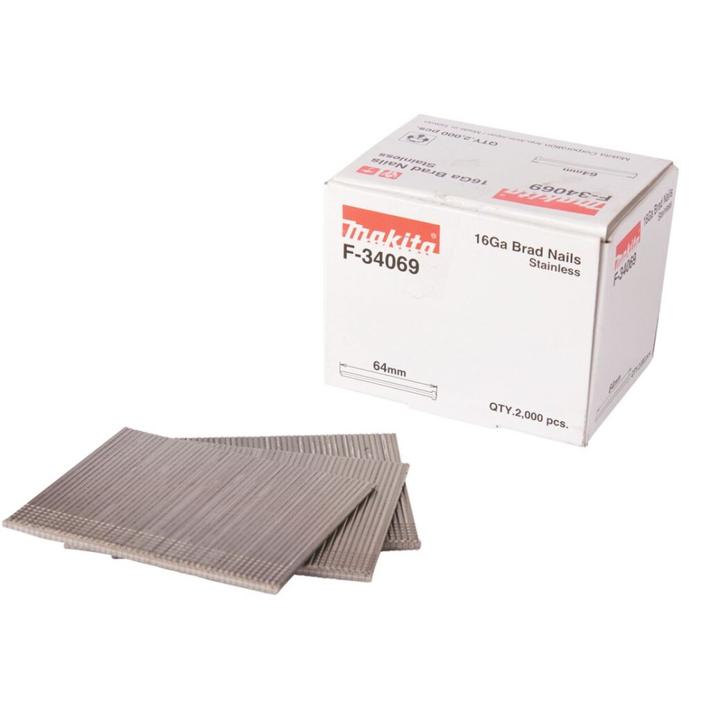 MAKITA Dyckert naula 1,6 x 64 mm, ruostumaton 16Ga, 2000 kpl F-34069. Kuvassa Dyckert naula 1,6 x 64 mm, ruostumaton 16Ga, 2000 kpl F-34069:n myyntipakkaus vasemmalta etuyläviistosta suljettuna. Pakkauksen edessä naulakampoja.