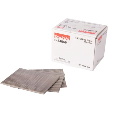 MAKITA Dyckert naula 1,6 x 64 mm, ruostumaton 16Ga, 2000 kpl F-34069. Kuvassa Dyckert naula 1,6 x 64 mm, ruostumaton 16Ga, 2000 kpl F-34069:n myyntipakkaus vasemmalta etuyläviistosta suljettuna. Pakkauksen edessä naulakampoja.