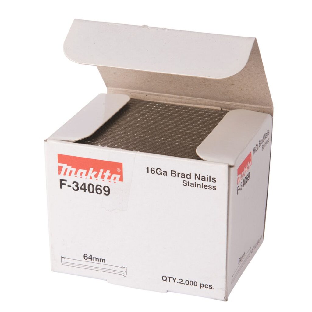 MAKITA Dyckert naula 1,6 x 64 mm, ruostumaton 16Ga, 2000 kpl F-34069. Kuvassa Dyckert naula 1,6 x 64 mm, ruostumaton 16Ga, 2000 kpl F-34069:n myyntipakkaus vasemmalta etuyläviistosta avoinna.