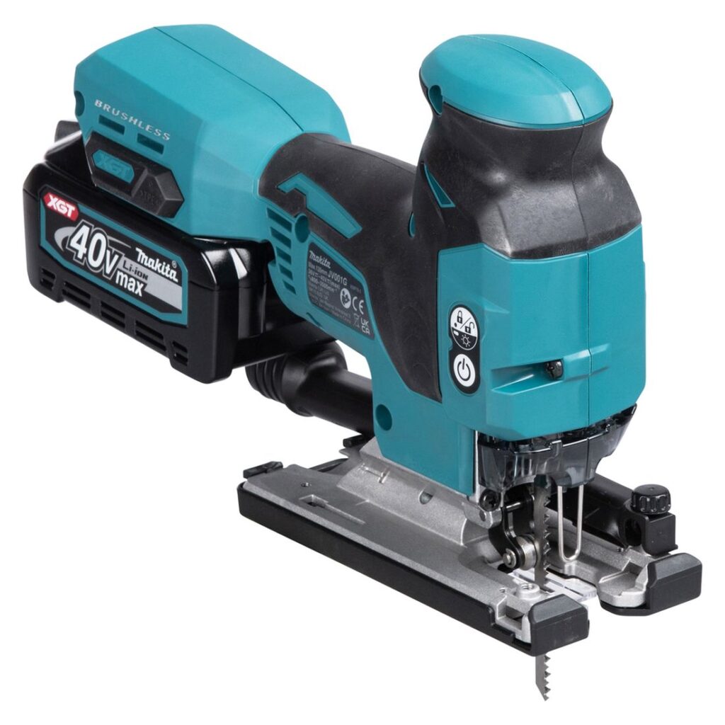 MAKITA Pistosaha XGT. Kuvassa Pistosaha XGT vasemmalta etuyläviistosta.