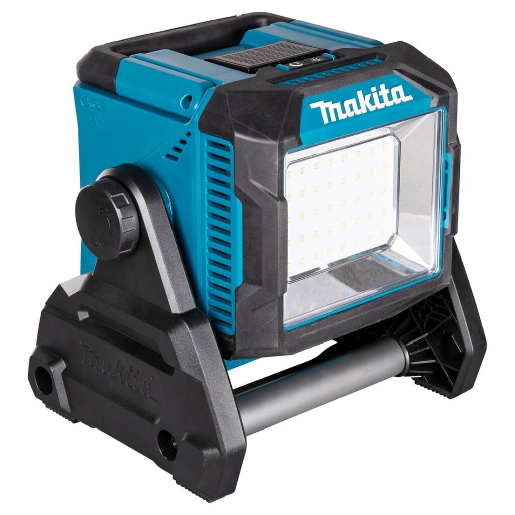 MAKITA LEDvalaisin LXT XGT. Kuvassa LEDvalaisin LXT XGT vasemmalta etuyläviistosta.