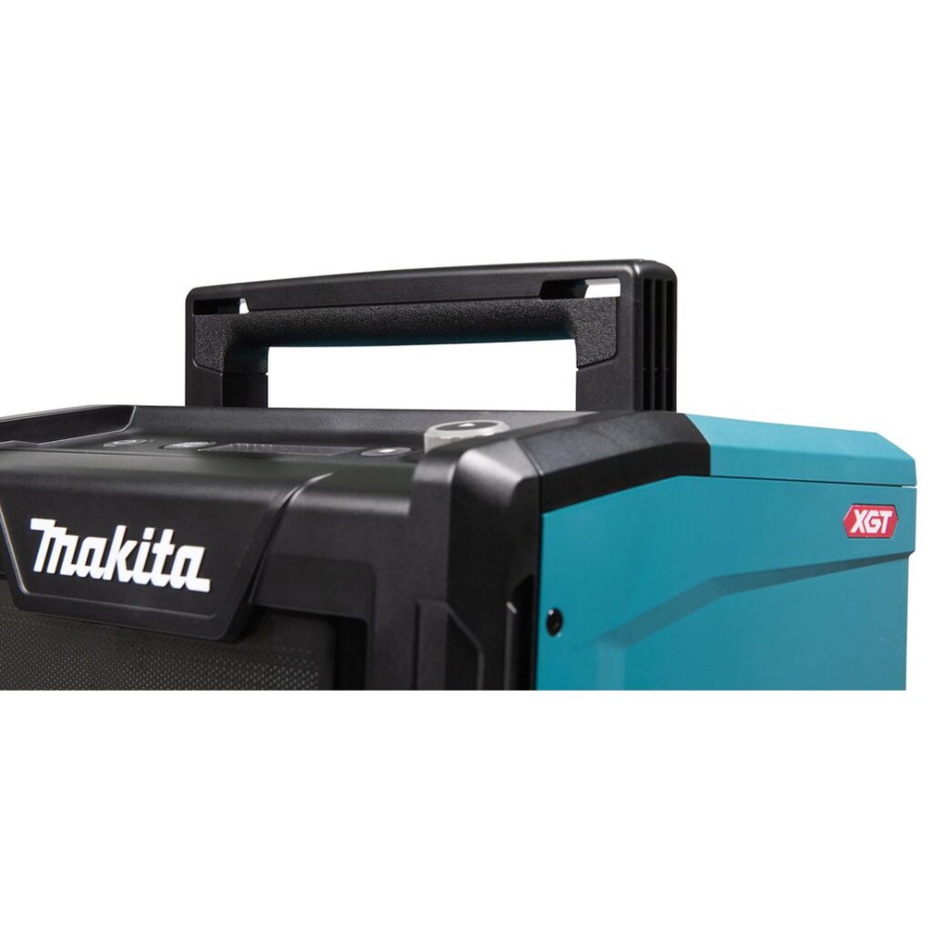 MAKITA Mikroaaltouuni XGT. Lähikuvassa Mikroaaltouuni XGT:n kantokahva oikealta etuyläviistosta.