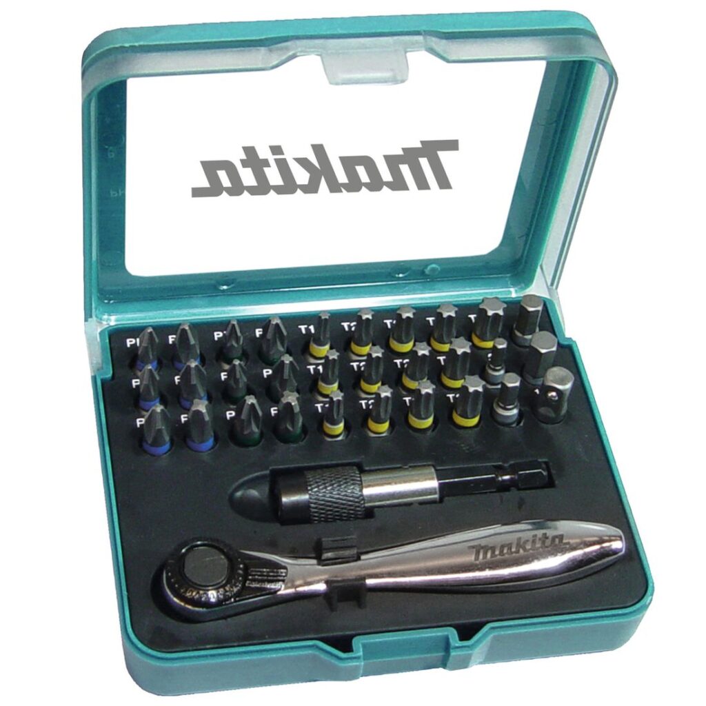 MAKITA Ruuvikärkisarja räikällä 32osaa. Kuvassa Ruuvikärkisarja räikällä 32osaa vasemmalta etuyläviistosta.