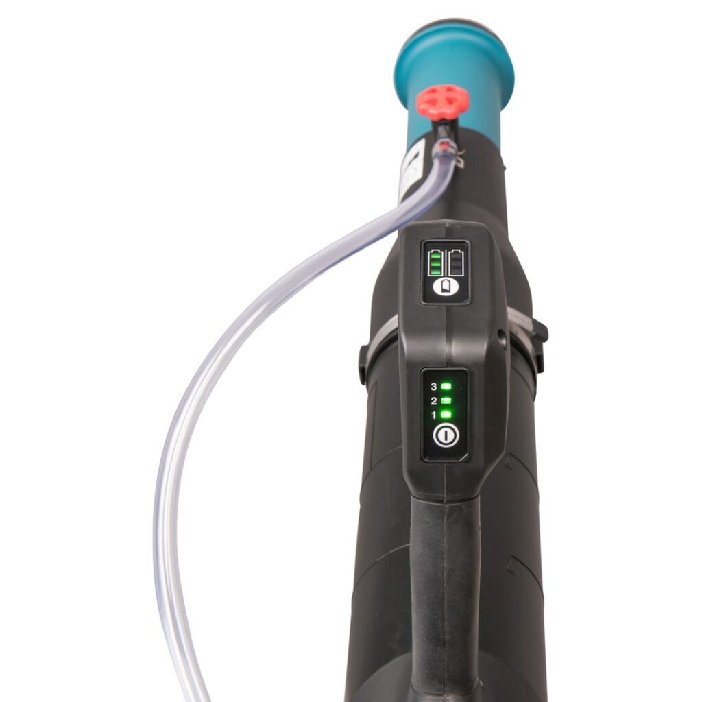 MAKITA Reppuruisku XGT. Lähikuvassa Reppuruisku XGT:n virtanäppäin, tehoasetus ja akun varauksen ilmaisin.