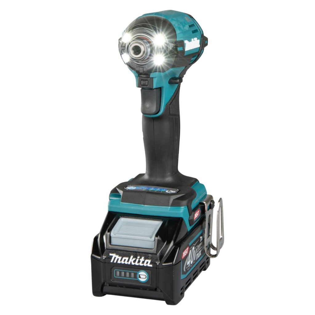 MAKITA Iskevä ruuvinväännin XGT. Kuvassa Iskevä ruuvinväännin XGT oikealta etuyläviistosta.