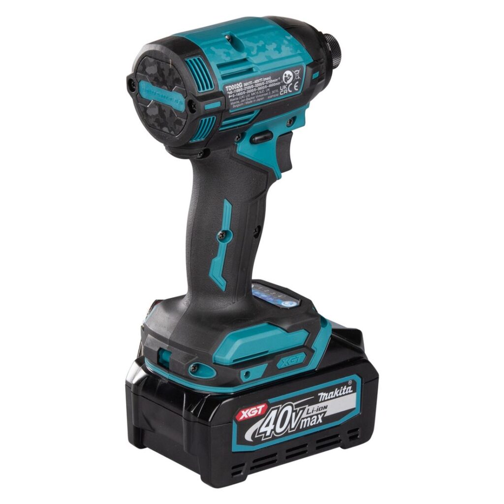 MAKITA Iskevä ruuvinväännin XGT. Kuvassa Iskevä ruuvinväännin XGT oikealta takayläviistosta.