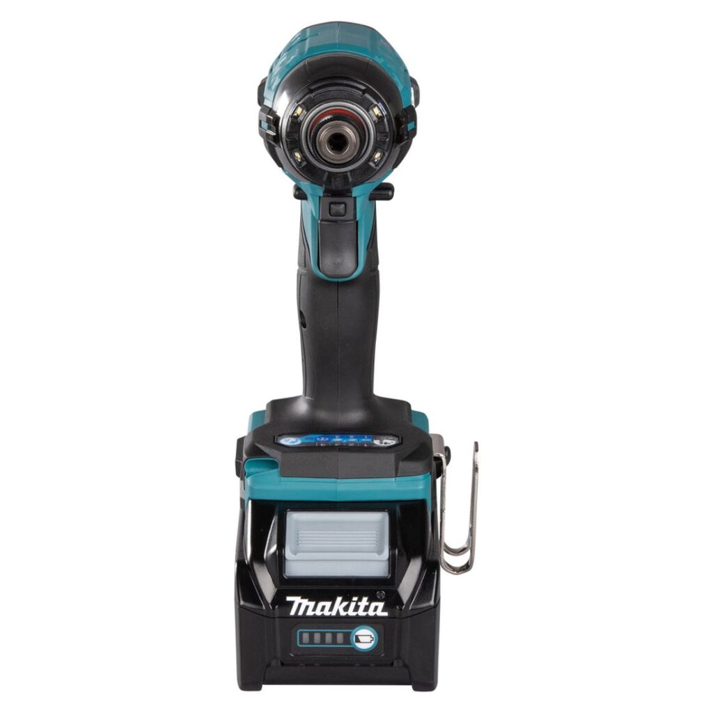 MAKITA Iskevä ruuvinväännin XGT. Kuvassa Iskevä ruuvinväännin XGT edestäpäin yläviistosta.