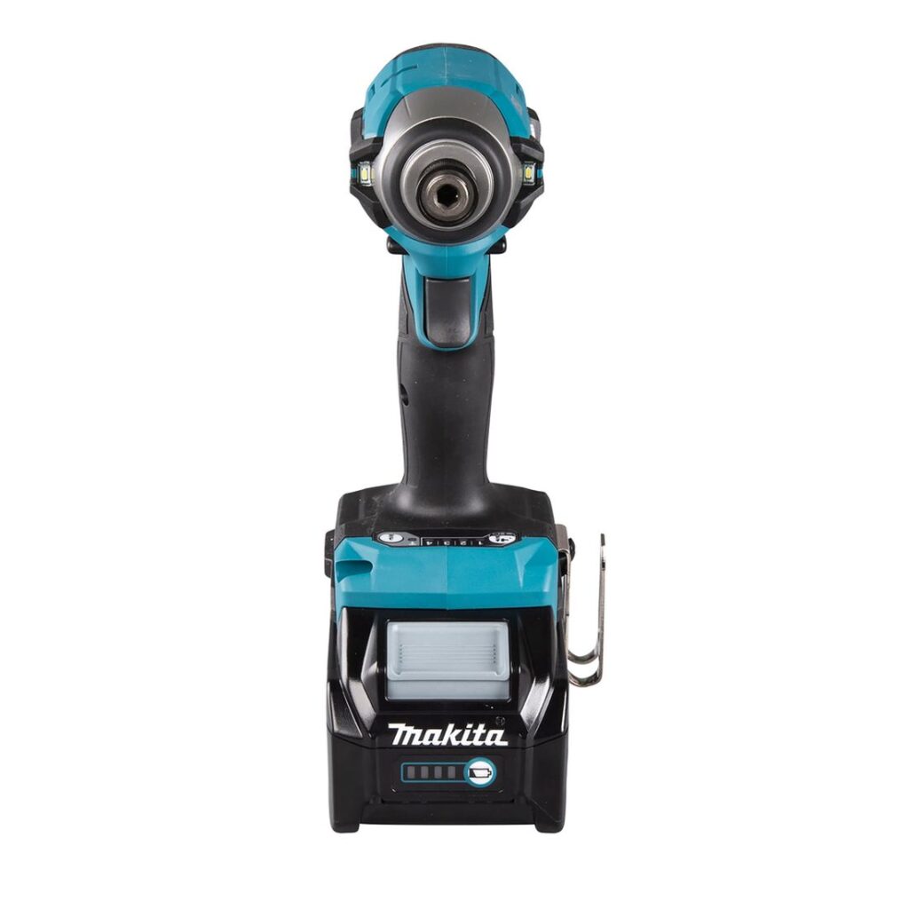 MAKITA Iskevä ruuvinväännin XGT. Kuvassa Iskevä ruuvinväännin XGT edestäpäin yläviistosta.