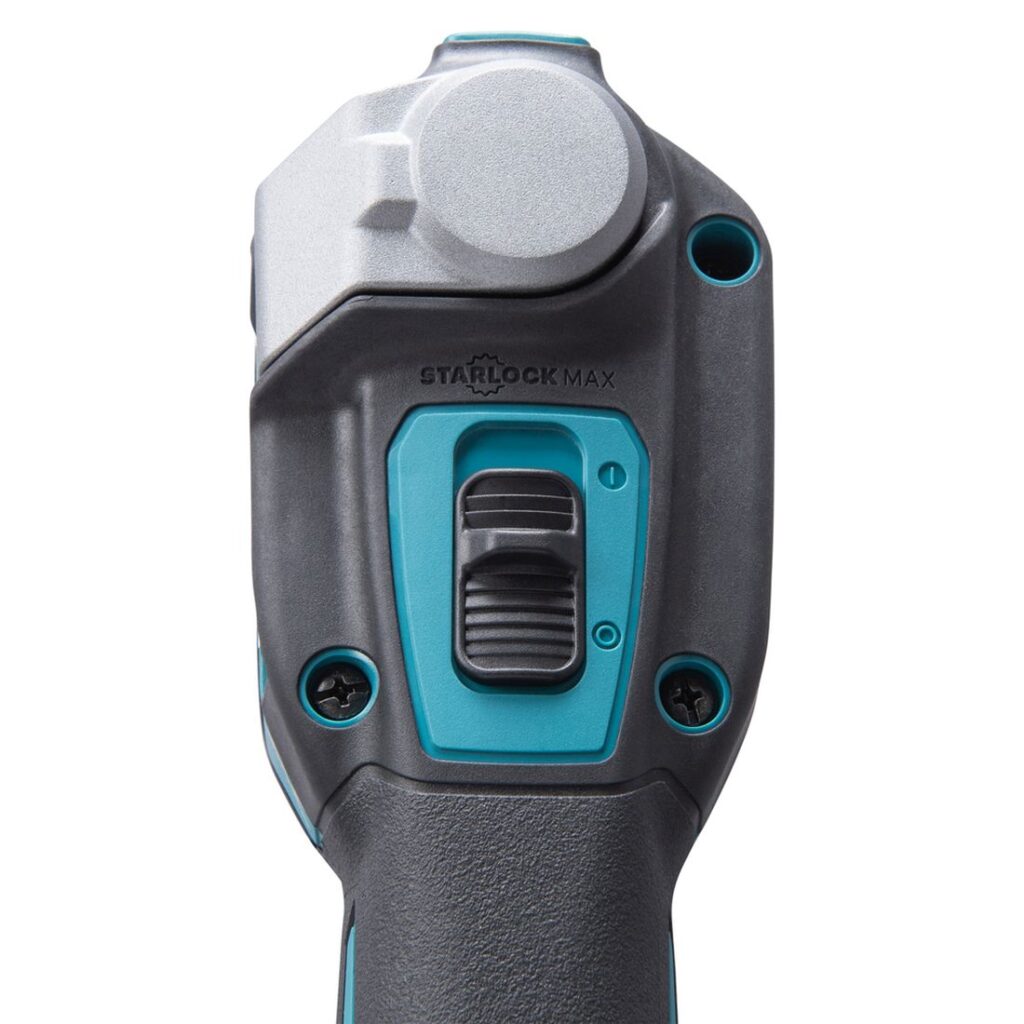 MAKITA Monitoimikone XGT TM001G. Lähikuvassa Monitoimikone XGT TM001G:n virtakytkin.