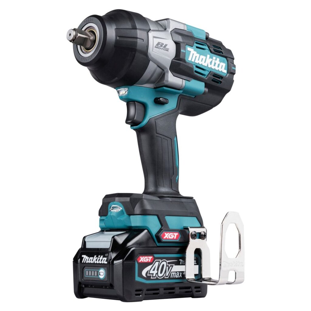 MAKITA Iskevä mutterinväännin XGT TW002G. Kuvassa Iskevä mutterinväännin XGT TW002G oikealta etuviistosta.