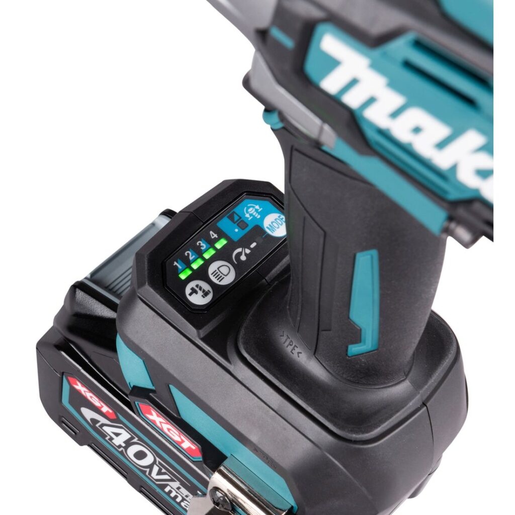 MAKITA Iskevä mutterinväännin XGT TW002G. Lähikuvassa Iskevä mutterinväännin XGT TW002G:n akun varauksenilmaisin.
