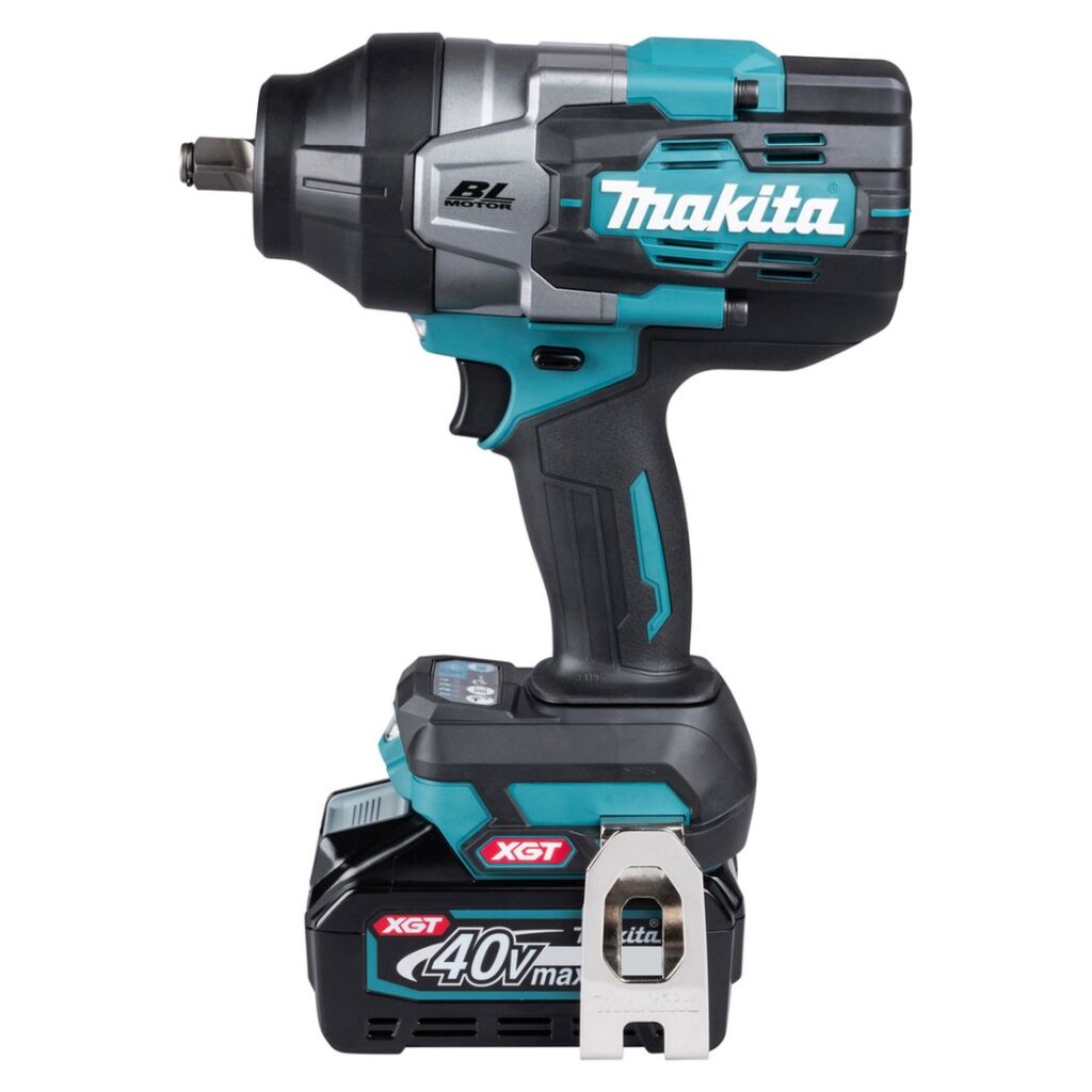 MAKITA Iskevä mutterinväännin XGT TW002G. Kuvassa Iskevä mutterinväännin XGT TW002G vasemmalta sivustapäin yläviistosta.