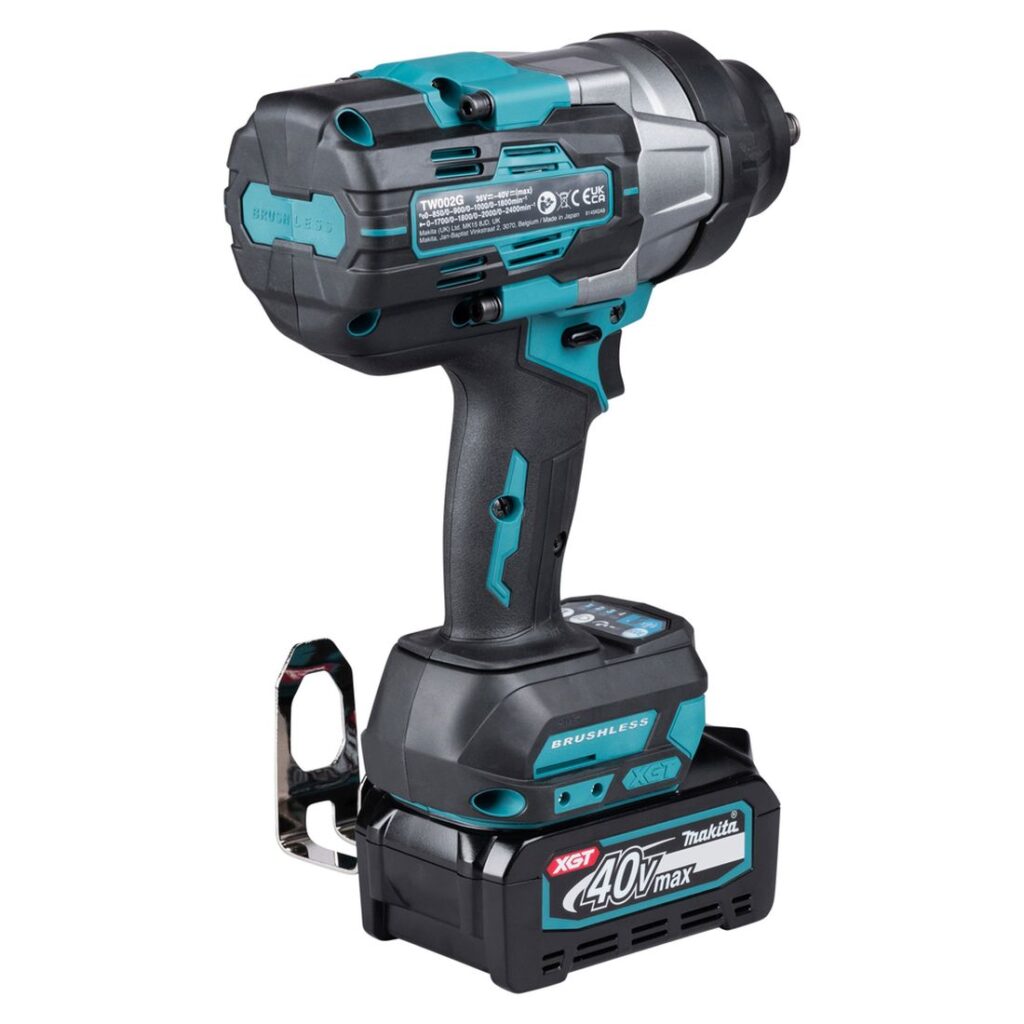 MAKITA Iskevä mutterinväännin XGT TW002G. Kuvassa Iskevä mutterinväännin XGT TW002G oikealta takayläviistosta.