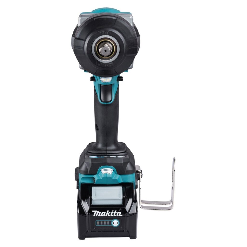 MAKITA Iskevä mutterinväännin XGT TW002G. Kuvassa Iskevä mutterinväännin XGT TW002G edestäpäin yläviistosta.