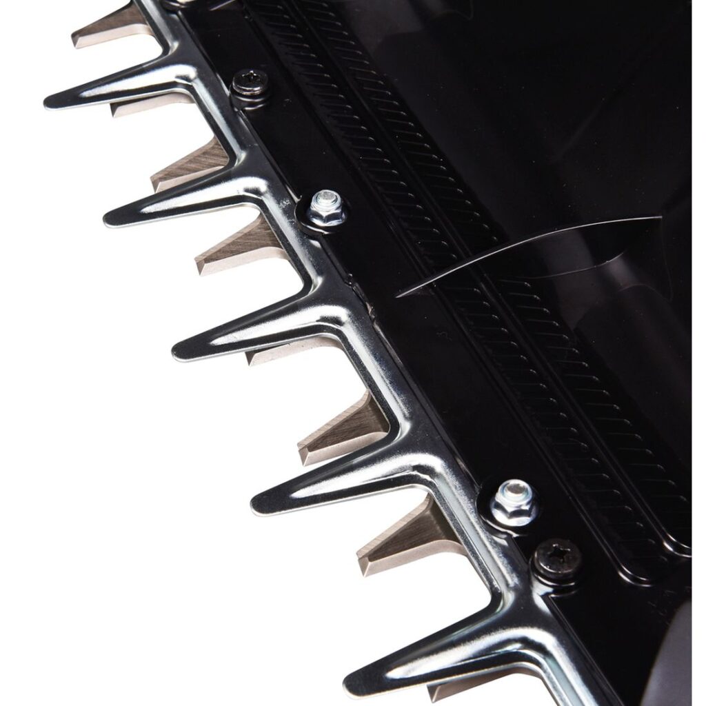 MAKITA Pensasleikkuri XGT. Lähikuvassa Pensasleikkuri XGT:n terän hampaat.