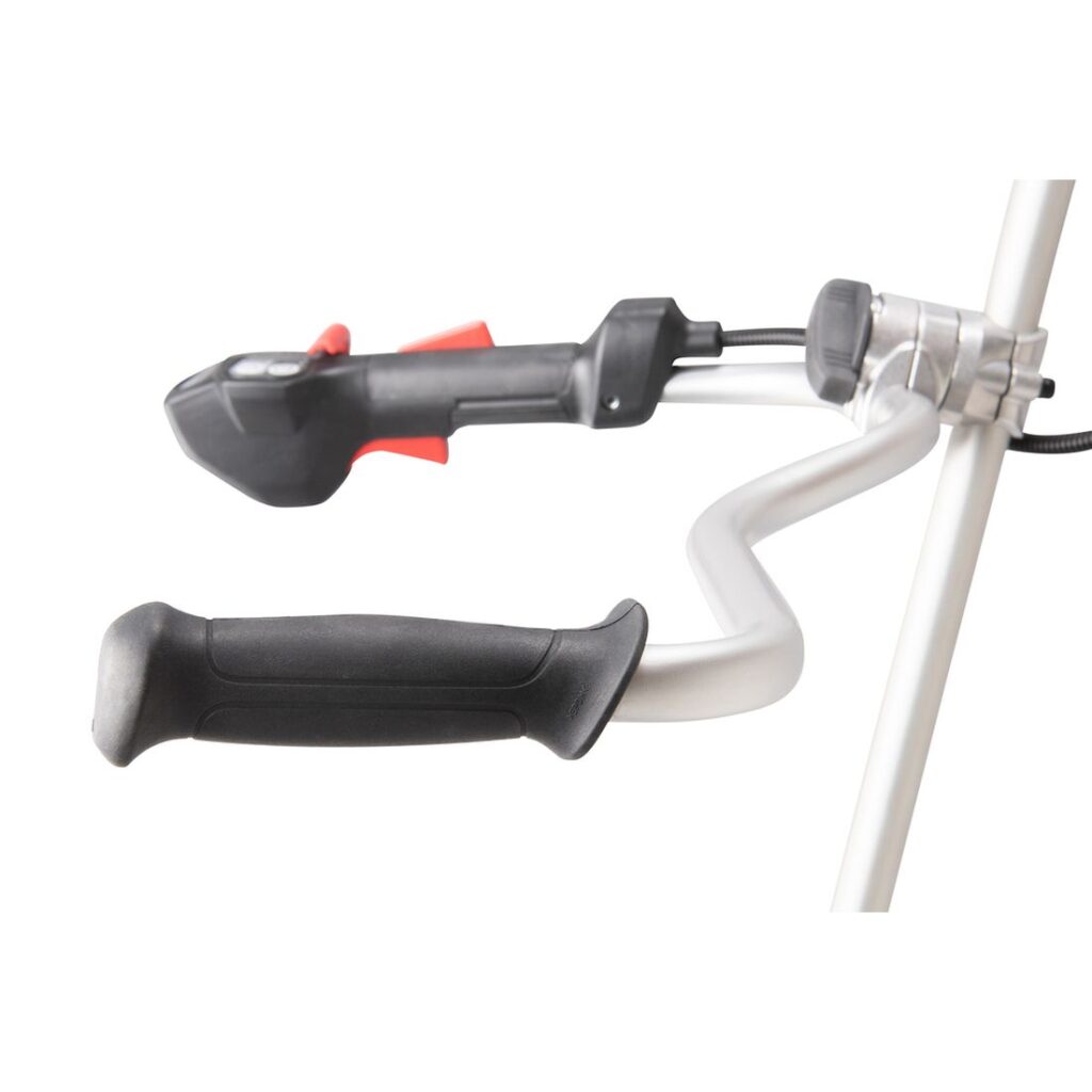 MAKITA Ruohoraivuri XGT. Lähikuvassa Ruohoraivuri XGT:n raivauskahvat.