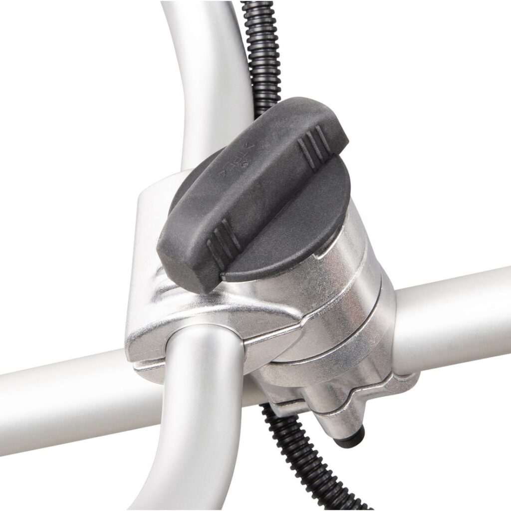 MAKITA Ruohoraivuri XGT. Lähikuvassa Ruohoraivuri XGT:n kahvan pikasäätö.