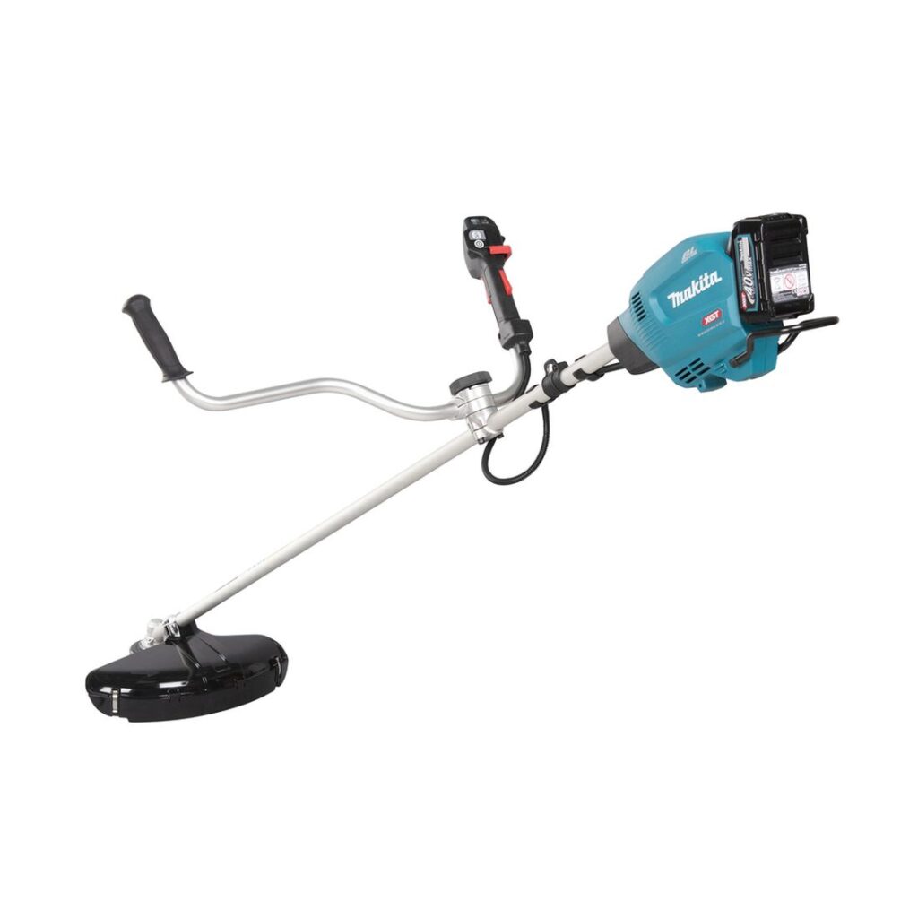 MAKITA Ruohoraivuri XGT. Kuvassa Ruohoraivuri XGT vasemmalta takayläviistosta.