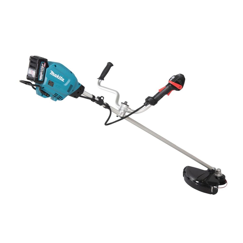 MAKITA Ruohoraivuri XGT. Kuvassa Ruohoraivuri XGT oikealta takayläviistosta.