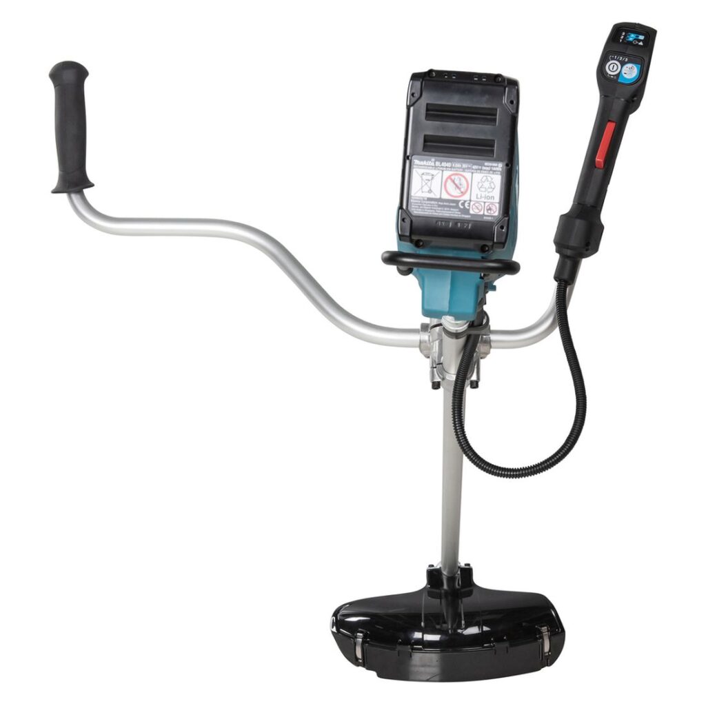 MAKITA Ruohoraivuri XGT. Kuvassa Ruohoraivuri XGT takaapäin yläviistosta.