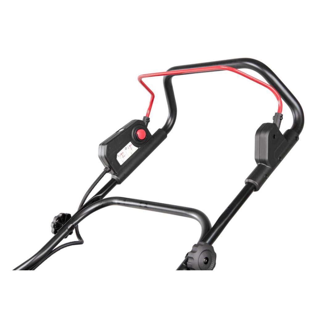 MAKITA Nurmikonilmaaja XGT. Lähikuvassa Nurmikonilmaaja XGT:n kytkinkahva.