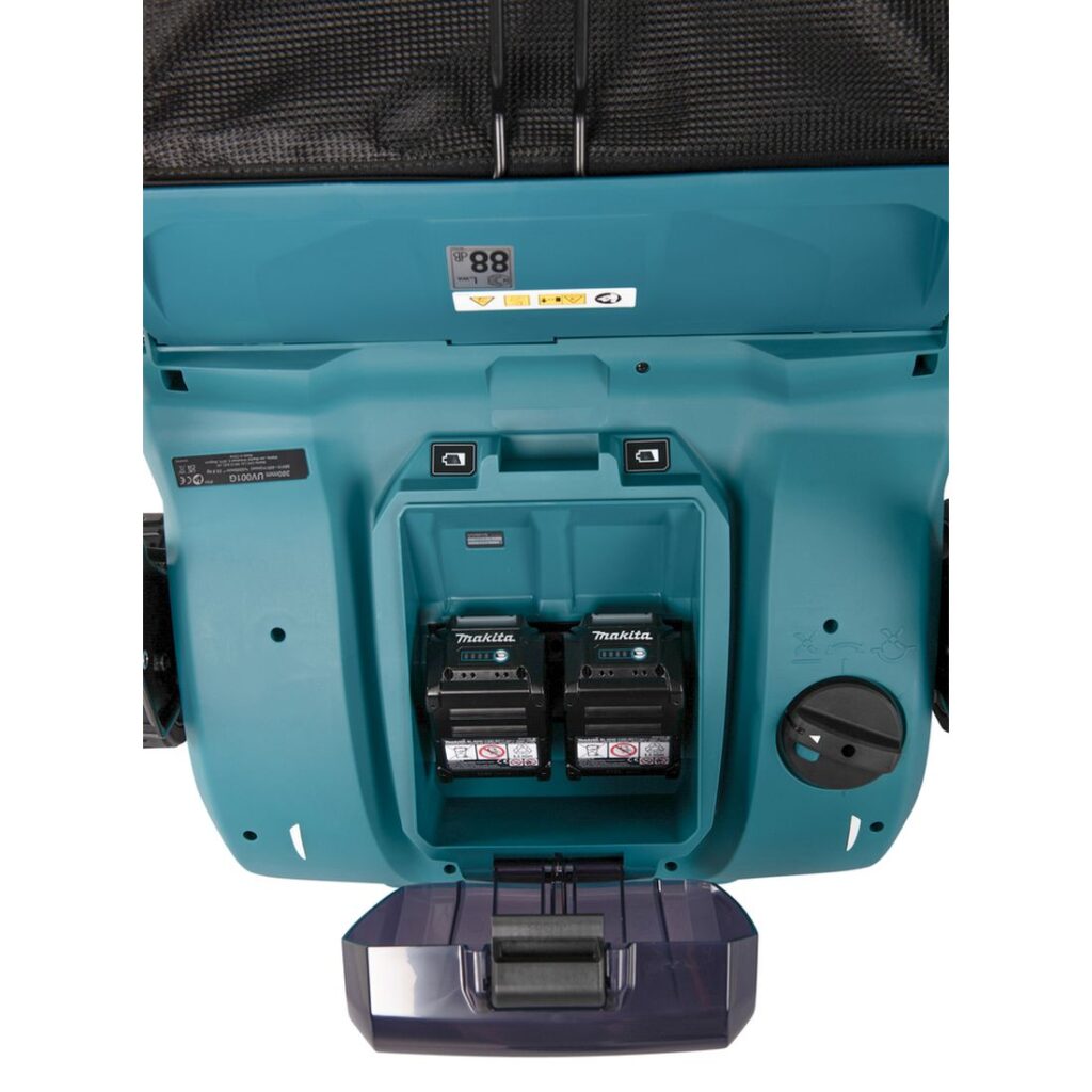 MAKITA Nurmikonilmaaja XGT. Lähikuvassa Nurmikonilmaaja XGT:n akkukotelo, jossa kaksi akkua kinnitettynä rinnakkain.