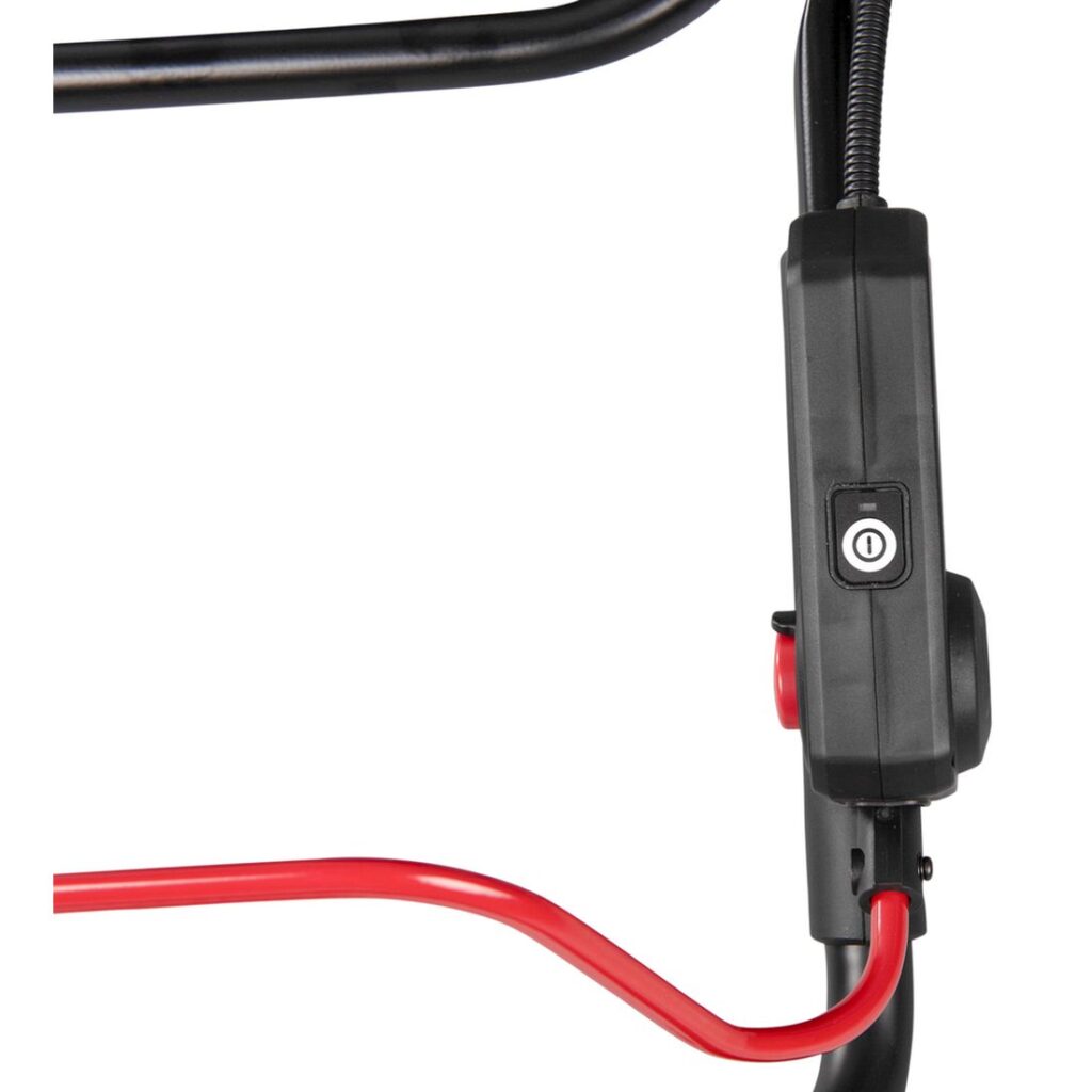 MAKITA Nurmikonilmaaja XGT. Lähikuvassa Nurmikonilmaaja XGT:n virtakytkin.