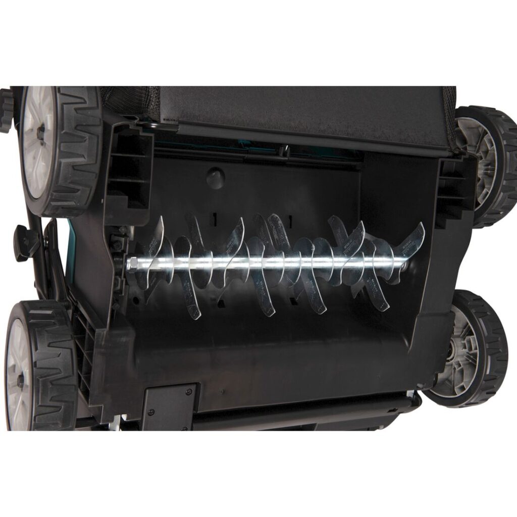 MAKITA Nurmikonilmaaja XGT. Lähikuvassa Nurmikonilmaaja XGT:n ilmaajaterät.