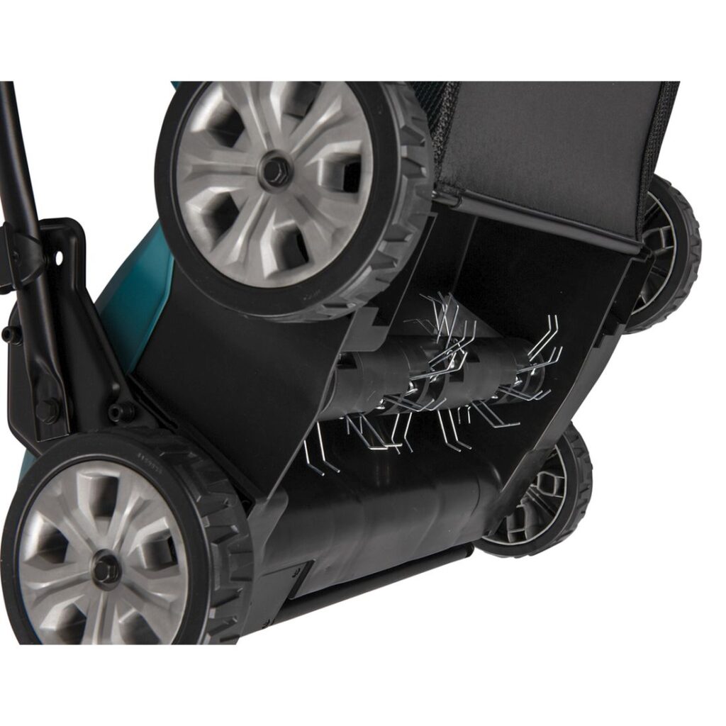 MAKITA Nurmikonilmaaja XGT. Lähikuvassa Nurmikonilmaaja XGT:n ilmaajaterät.