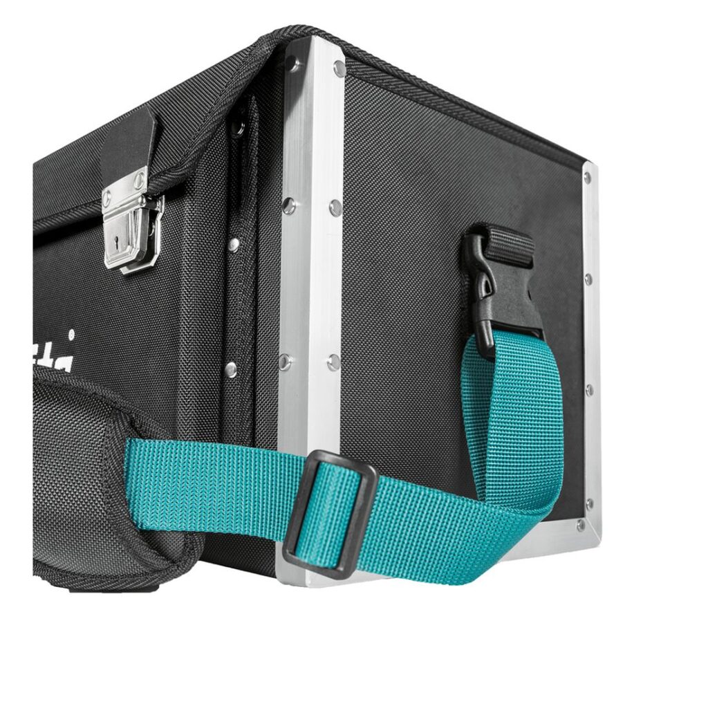 MAKITA Yleislaukku. Muovisalkku jossa kangaspäällinen, 505 x 295 x 265 mm E-15394. Lähikuvassa yleislaukun vahvistetut reunat ja kulmat sekä olkahihna.