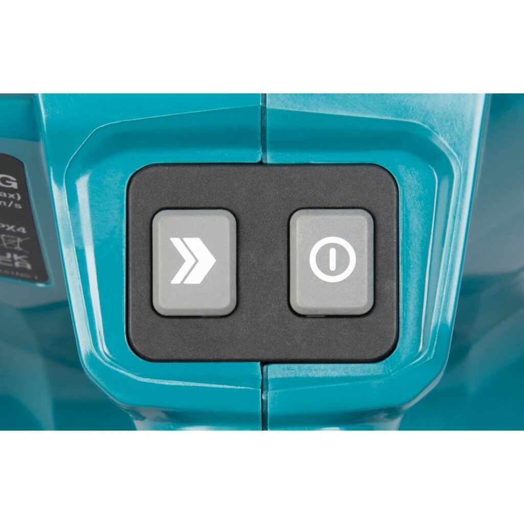 MAKITA Ketjusaha XGT ® UC030G. Lähikuvassa ketjusahan virtakytkin.