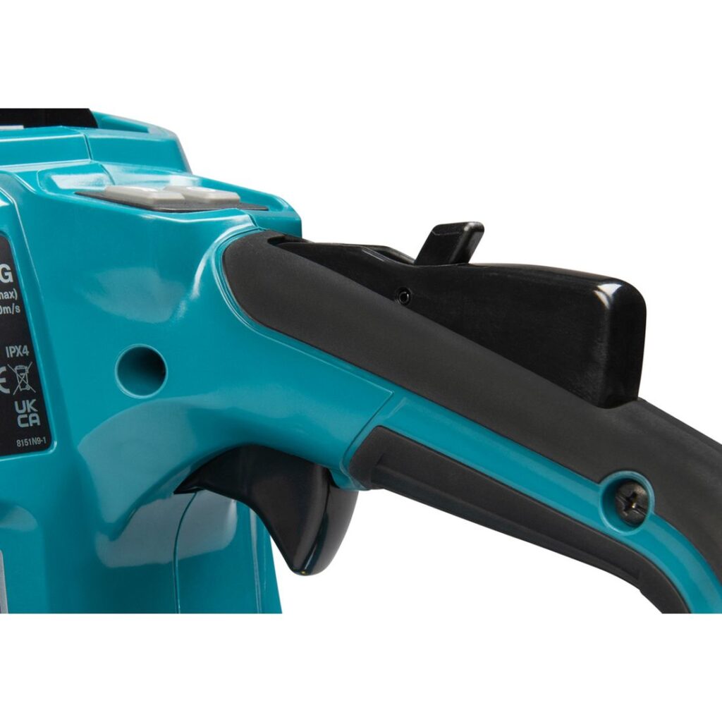 MAKITA Ketjusaha XGT ® UC030G. Lähikuvassa ketjusahan liipaisinohjaus.