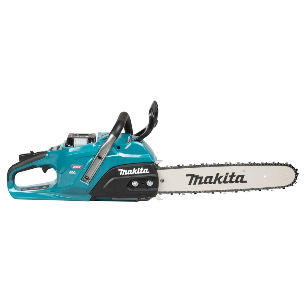MAKITA Ketjusaha XGT ® UC030G. Kuvassa ketjusaha oikealta sivustapäin yläviistosta.