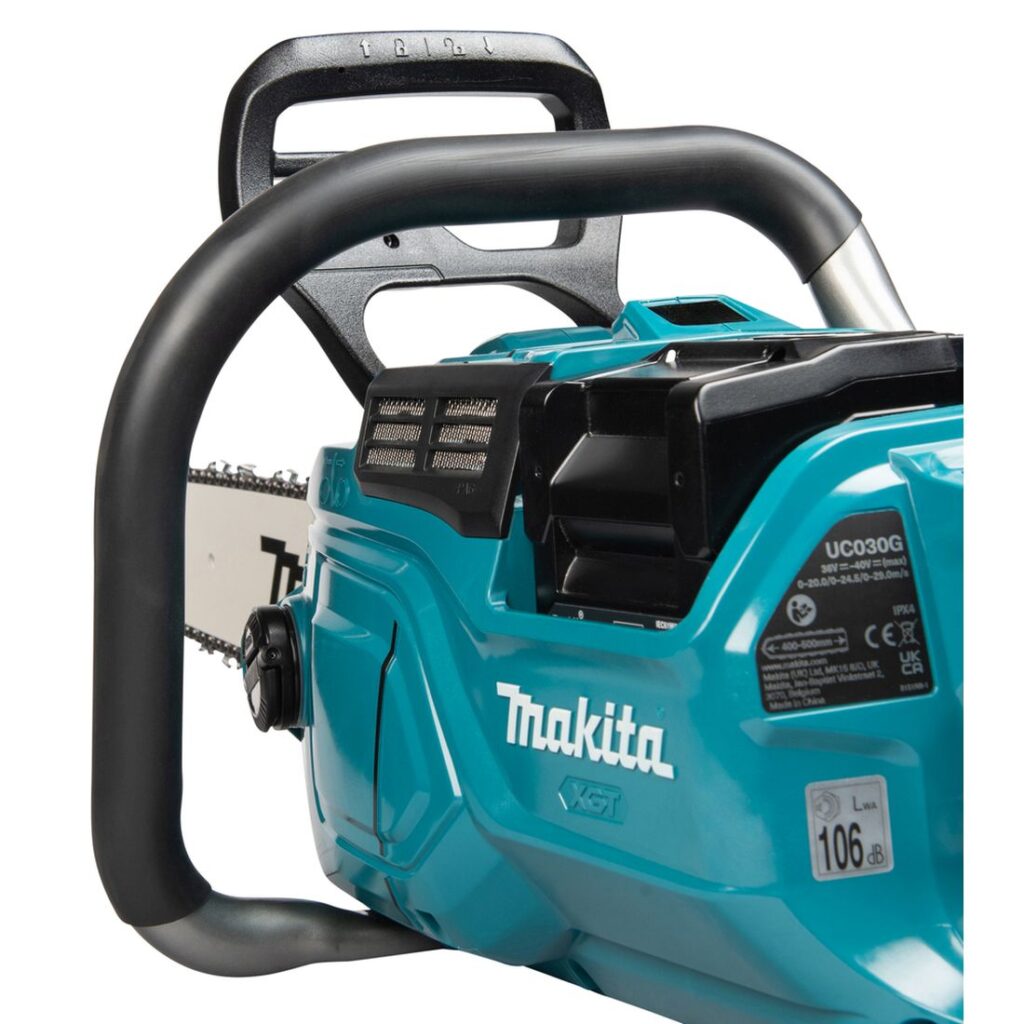 MAKITA Ketjusaha XGT ® UC030G. Lähikuvassa ketjusahan kaarikahva.