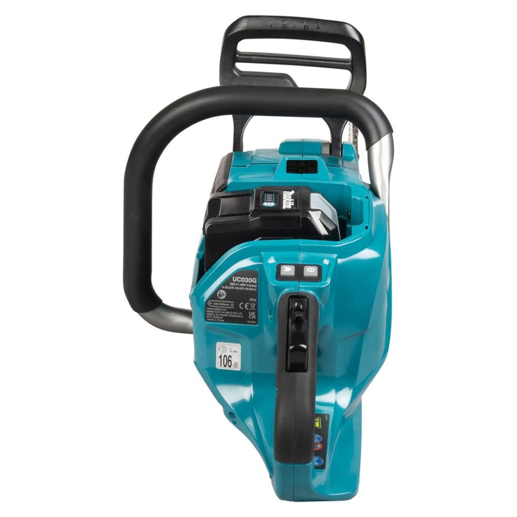 MAKITA Ketjusaha XGT ® UC030G. Kuvassa ketjusaha takaapäin yläviistosta.