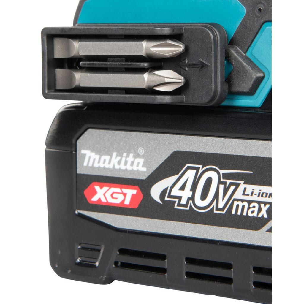 MAKITA Porakone XGT ® DF003GZ. Lähikuvassa porakoneen ruuvauskärkien säilytyspidin.
