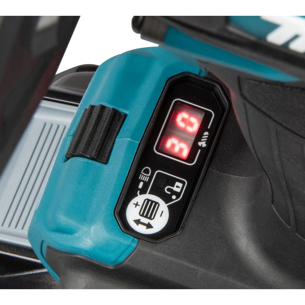 MAKITA Porakone XGT ® DF003GZ. Lähikuvassa porakoneen akun varauksen ilmaisin.