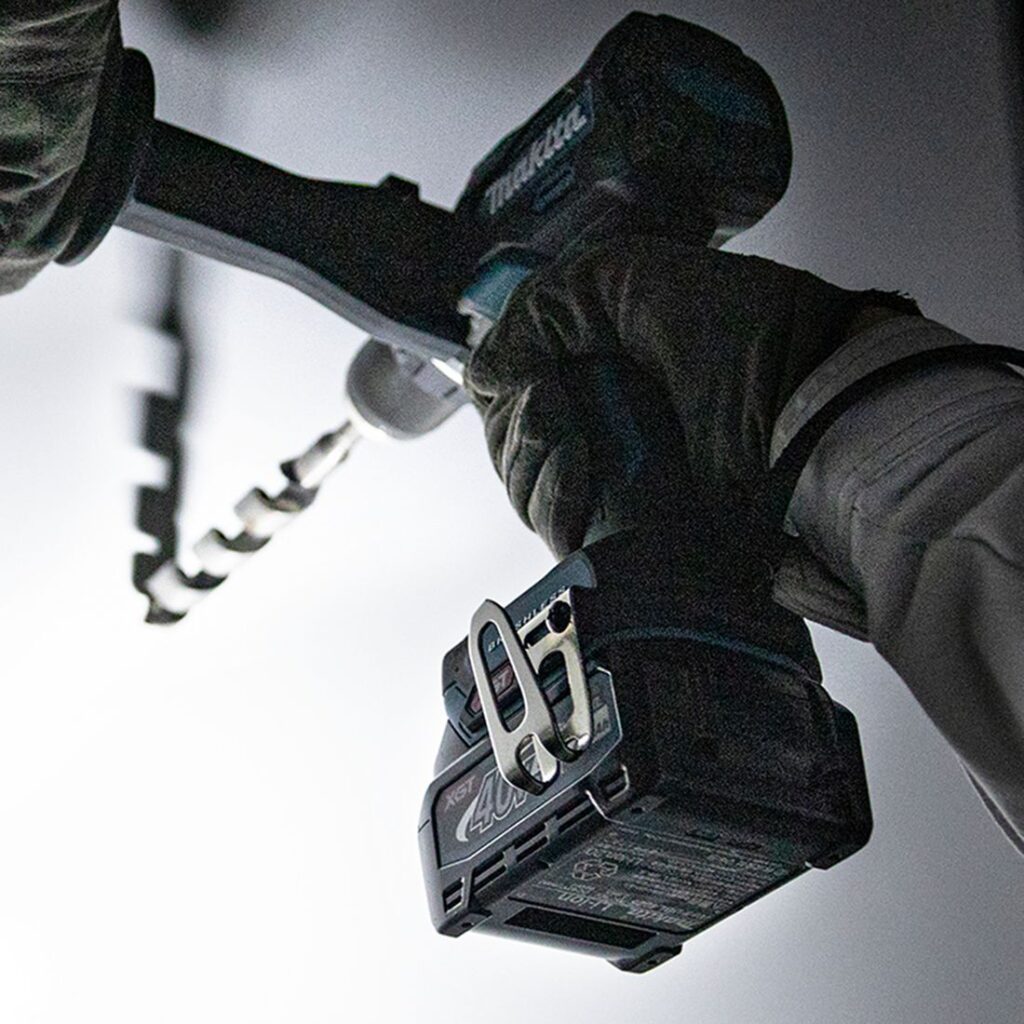 MAKITA Porakone XGT ® DF003GZ. Lähikuvassa henkilö poraamassa seinään reikää.